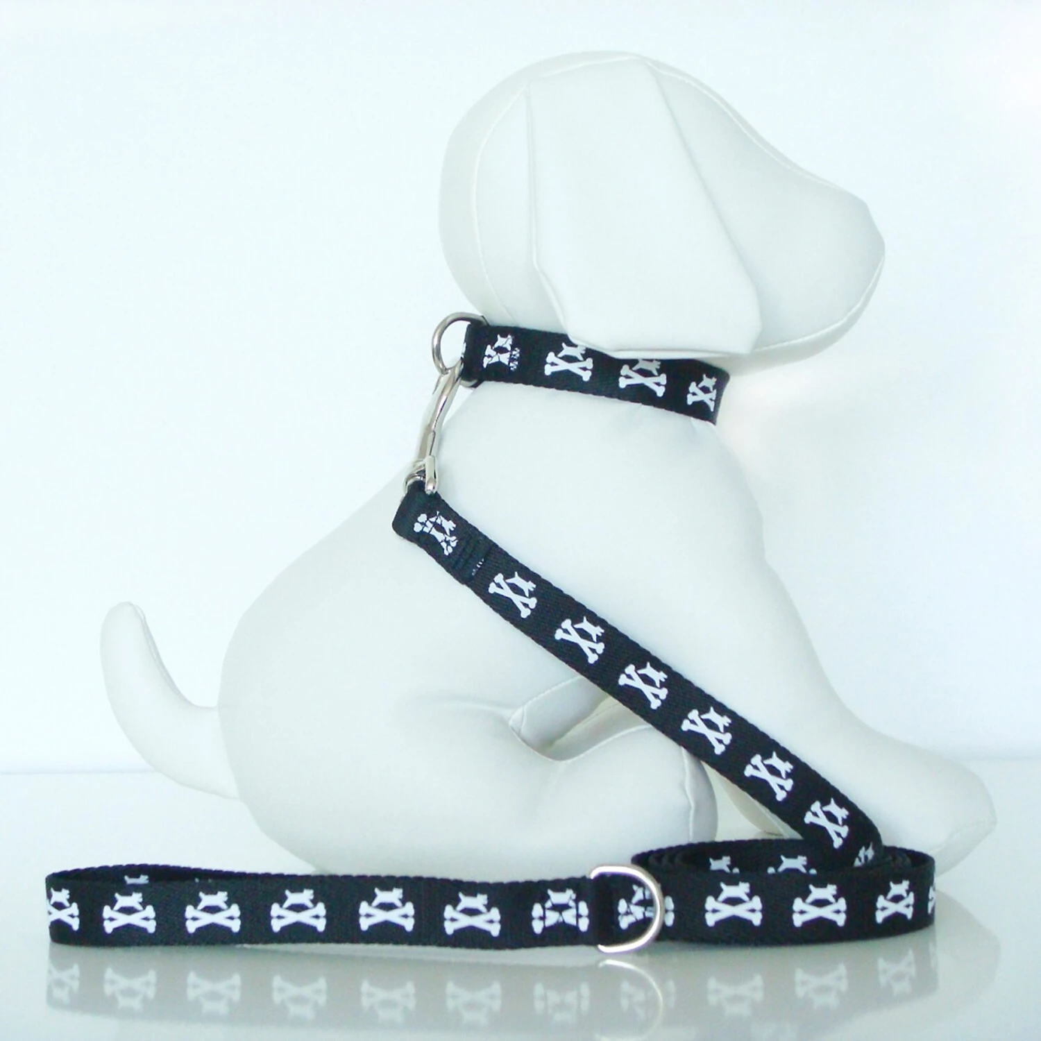 Wagberry Dog & Crossbones Dog Leash 5 Wagberry Dog & Crossbones Dog Leash - Image 5