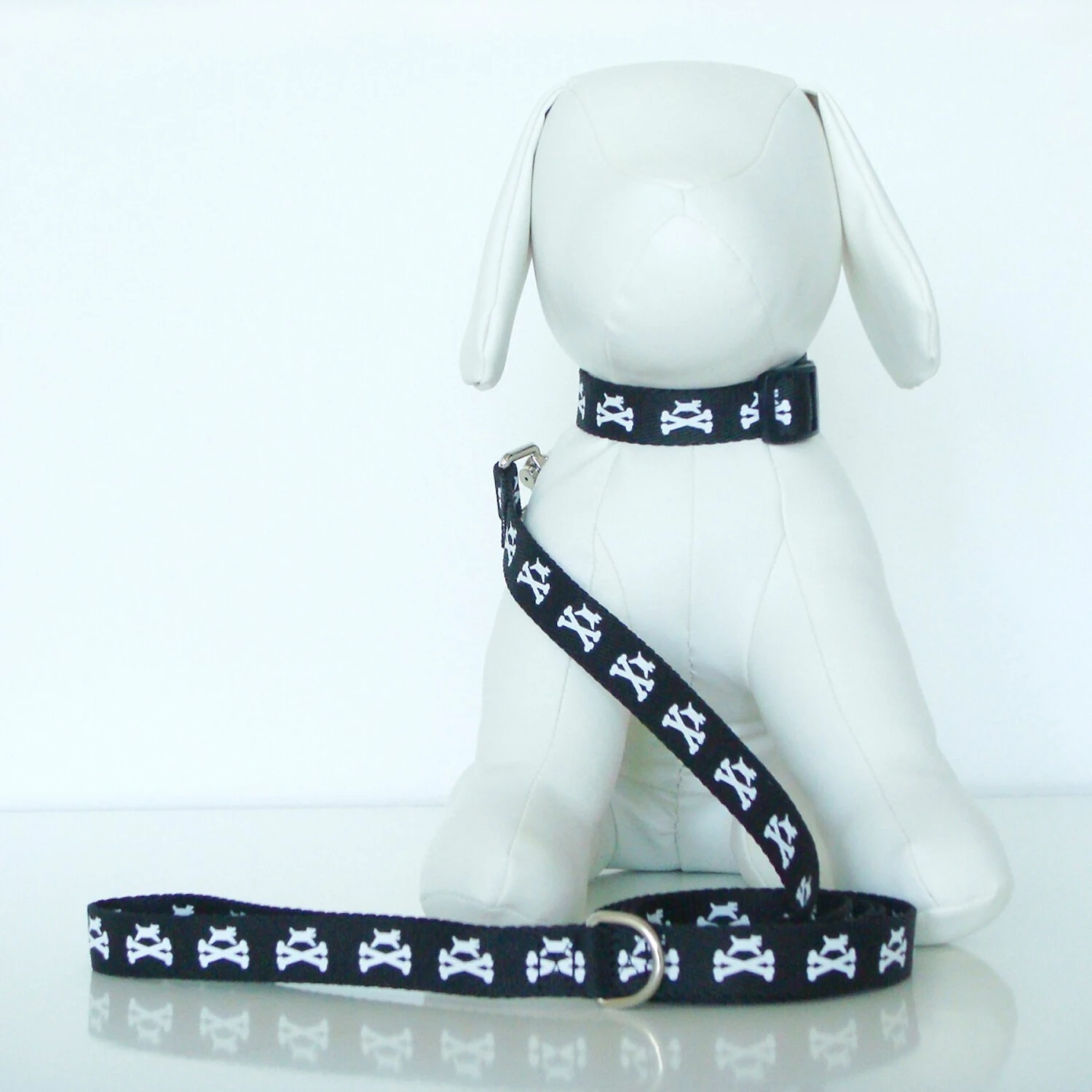 Wagberry Dog & Crossbones Dog Leash 6 Wagberry Dog & Crossbones Dog Leash - Image 6