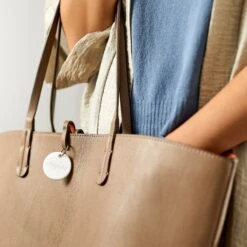 Chipolo ONE Bluetooth Dog, Cat & Horse Tag -PetSafe Kong Shop 254647 PT7. AC SS1800 V1625602973